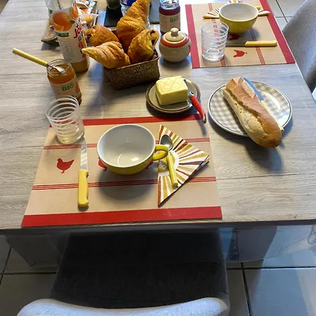 Privee Dans Maison + Petit Dejeuner Offert منزل للإقامة *